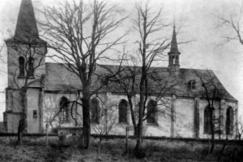 kostel od jihu v meziválečném období (© Josef Vítězslav Šimák: Soupis památek historických a uměleckých v Království Českém, sv. 46 Politický okres mnichovohradišťský, Archaelogická komise při České akademii věd a umění, Praha 1930)