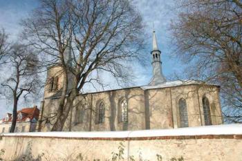 Kostel od vedlejšího zámku ( © Aleš Marek 03/2006)