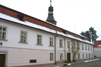 Hlavní vchod do zámku ( © Pavel Vítek 03/2006)