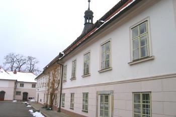 Zámecká budova ze severní strany ( © Pavel Vítek 03/2006)