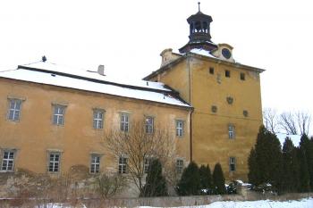 Původní věž gotické tvrze s barokní přístavbou zámku ( © Pavel Vítek 03/2006)