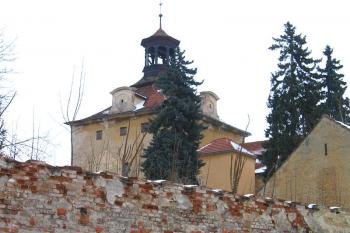 Věž s ohradní zdí ( © Pavel Vítek 03/2006)