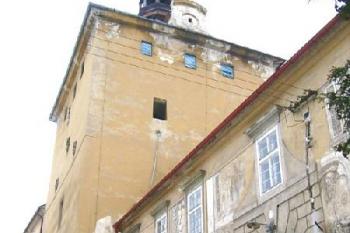 Most přes vodní příkop s renesančním křídlem zámku a původní věží ( © Pavel Vítek 03/2006)
