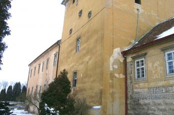 Uprostřed původní věž gotické tvrze, po stranách renesanční a barokní přístavby. ( © Pavel Vítek 03/2006)
