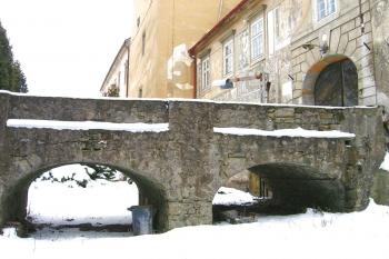 Most přes původní vodní příkop ( © Pavel Vítek 03/2006)