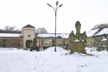 Hospodářský dvůr s torzem sousoší a východní branou ( © Pavel Vítek 03/2006)