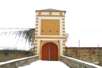 Opravená východní brána do areálu zámku ( © Pavel Vítek 03/2006)