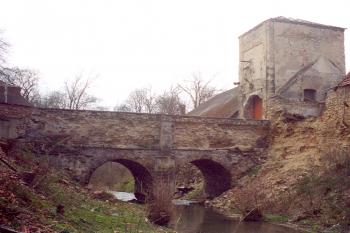 Ještě neopravená vstupní brána (© Martin Kabeláč, 03/2003)