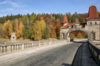 střední část hráze od jihu ( © Robert Macháček, 24.10. 2004)