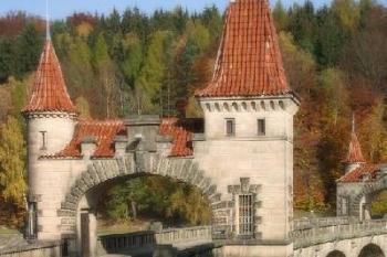 hráz od jihu ( © Robert Macháček, 24.10. 2004)