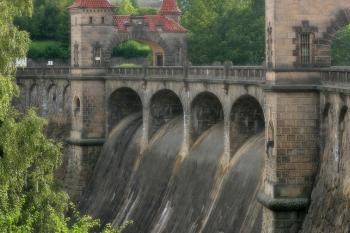 střední část hráze s bezpečnostním přelivem ( © Robert Macháček, 11.8. 2004)