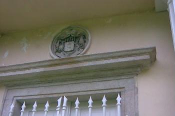Vchod do Trautmannsdorfské hrobky - detail s erbem (© Oldřiška Samková, 08/2011)