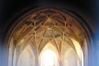 Nádherná síťová klenba presbytáře (foceno bohužel jen škvírou ve vstupních dveřích kostela) ( © Filip Matoušek 08/2005)