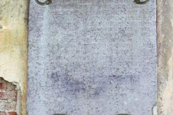 Náhrobní deska Protivy Černína z Chudenic (†1634) a jeho manželky Kristiny rozené z Helmaku (†1635) v severní stěně lodi ( © Filip Matoušek 08/2005)