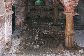 Interiér vstupní části trautmannsdorfské hrobky s litinovými sloupy ( © Filip Matoušek 08/2005)