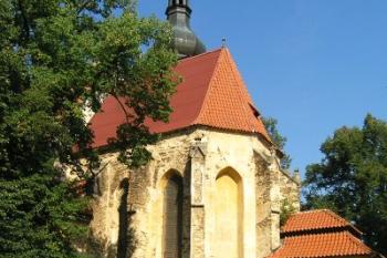 Východní část kostela s presbytářem a přístavbou mladší sakristie ( © Filip Matoušek 08/2005)