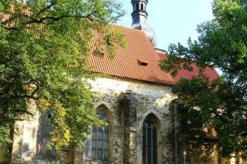 Budova kostela od jihu ( © Filip Matoušek 08/2005)