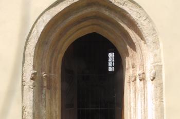 Gotický portál na jižní straně (© Johannes Cladis, 05/2018)