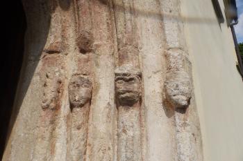 Detail hlaviček na pravé straně portálu (© Johannes Cladis, 05/2018)