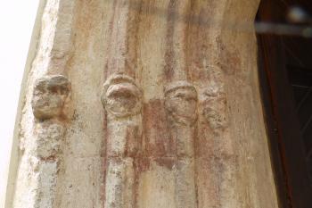 Detail hlaviček na levé straně portálu (© Johannes Cladis, 05/2018)