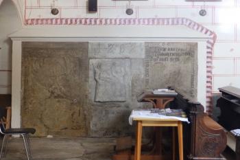 Renesanční a gotické náhrobníky na severní straně lodi (© Johannes Cladis, 05/2018)