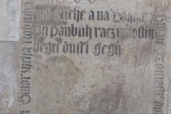 Detail náhrobku manželky pana Jindřicha Robínka z roku 1566 (© Johannes Cladis, 05/2018)