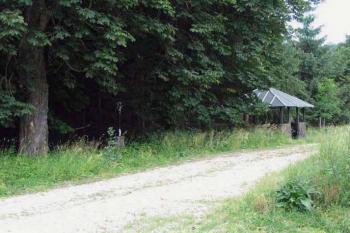 Altán a křížek na hrázi (© Jiří Cukr 07/2005)