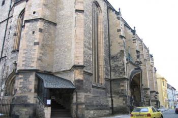 Pohled na jižní frontu kostela ( © Pavel Vítek 03/2006)