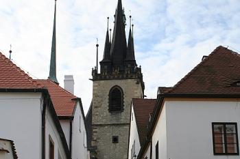 Kostelní věž v průhledu Sladovnickou uličkou (© Ivan Grisa, 09/2008)