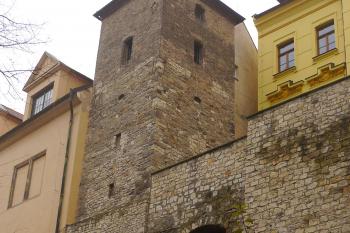severní hranolová věž (© Karel Husák, 11/2012)