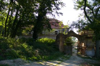 Zámek Radovesnice - pohled od západní brány (© Pavel Jarý, 09/2009)