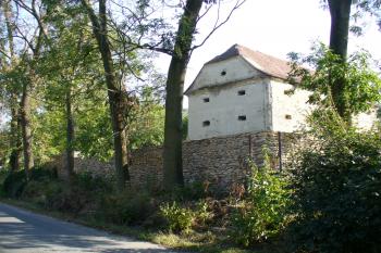Zámek Radovesnice - bývalá sýpka západně od zámku (© Pavel Jarý, 09/2009)
