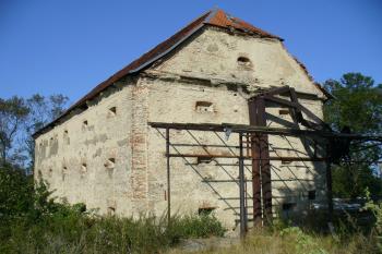 Zámek Radovesnice - bývalá sýpka západně od zámku (© Pavel Jarý, 09/2009)