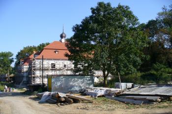 Zámek Radovesnice - rekonstrukční práce na zámku  (© Pavel Jarý, 09/2009)