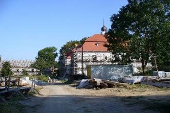 Zámek Radovesnice - rekonstrukce (© Pavel Jarý, 09/2009)