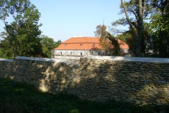Zámek Radovesnice - pohled od západu (© Pavel Jarý, 09/2009)