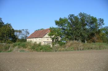 Zámek Radovesnice - pohled na bývalou sýpku od západu (© Pavel Jarý, 09/2009)