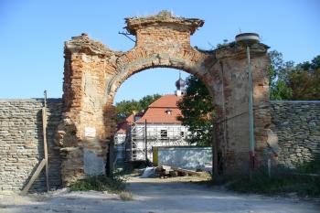 Zámek Radovesnice - západní brána k hlavní budově zámku (© Pavel Jarý, 09/2009)
