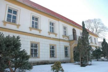 Čelo zámku ( © Aleš Marek 03/2006)