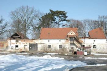Okolní hospodářské budovy ( © Aleš Marek 03/2006)