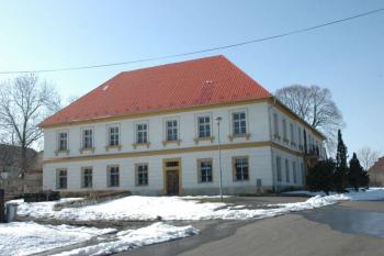 Celkový pohled na zámek ( © Aleš Marek 03/2006)