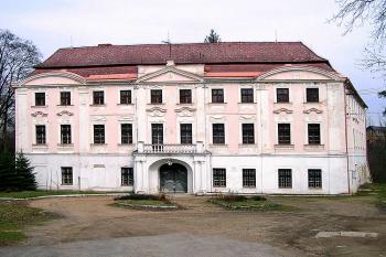 Hlavní průčelí ( © Luděk Pitter 03/2005)