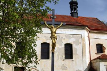 kříž u kostela (© Stanislav Drda, 04/2017)