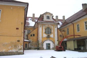 Průčelí zámku ( © Pavel Vítek 03/2006)