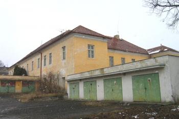Pohled na zámek z bývalého parku ( © Pavel Vítek 03/2006)