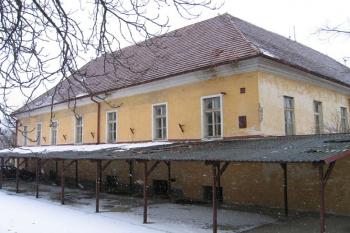 Pohled na zámek z návsi ( © Pavel Vítek 03/2006)