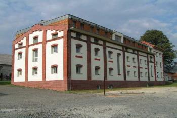 bývalá sýpka přestavěná na byty (© jakub ivánek 03/2005)