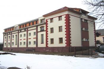 Celkový pohled na přestavěný zámek v Hošťálkovech. ( © Jan P. Štěpánek 03/2006)