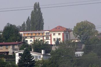 Pohled na bývalý zámek v Hošťálkovicích od soutoku řek Odry s Opavou (© Jan P. Štěpánek, 09/2006)
