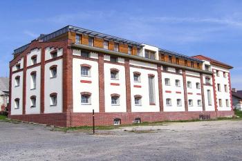 Pohled na budovu bývalého zámku od jihozápadu (© Jan P. Štěpánek, 09/2006)